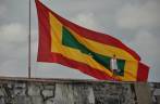 A enorme bandeira de Cartagena no topo do Castillo San Felipe, em Cartagena, na Colômbia